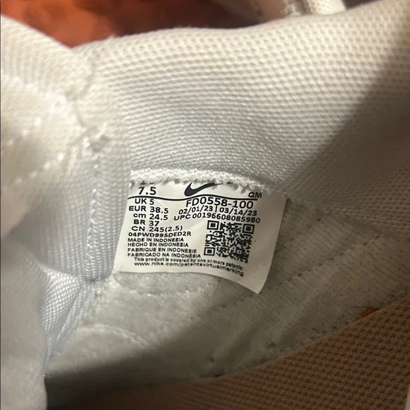 Stylish White Nike Sneakers - Picture 4 of 5